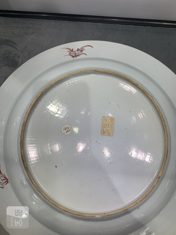 清雍正粉彩描金双犄牡丹纹折沿大盘 - 图11